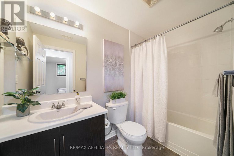 28356424/a-330-everest-private/elmvale-acres/ottawa/ontario/K1G4E4_11
