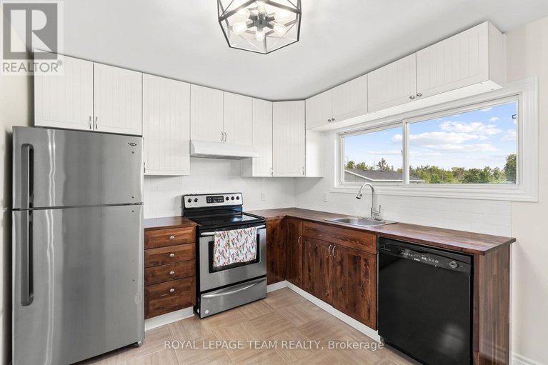 28520318/1523-drummond-con-6b-road/drummond-n-elmsley-drummond-twp/drummondnorth-elmsley/ontario/K7H3C8_18