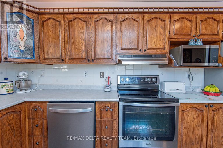 29649021/892-beauchamp-avenue/hiawatha-parkconvent-glen/ottawa/ontario/K1C3A7_15