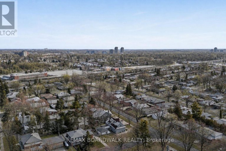 29689978/961-kingsmere-avenue/mckellar-heightsglabar-park/ottawa/ontario/K2A3K3_39