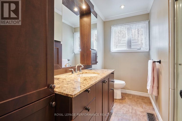 29673888/401-phoenix-crescent/bilberry-creekqueenswood-heights/ottawa/ontario/K1E1V6_24