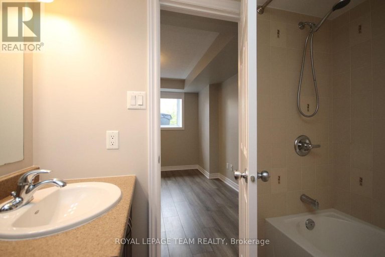 29418738/583a-chapman-mills-drive/strandherd/ottawa/ontario/K2J5T2_20