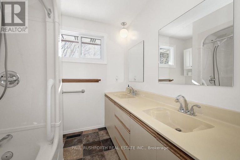 29381934/224-kennedy-lane-w/bilberry-creekqueenswood-heights/ottawa/ontario/K1E1G6_28