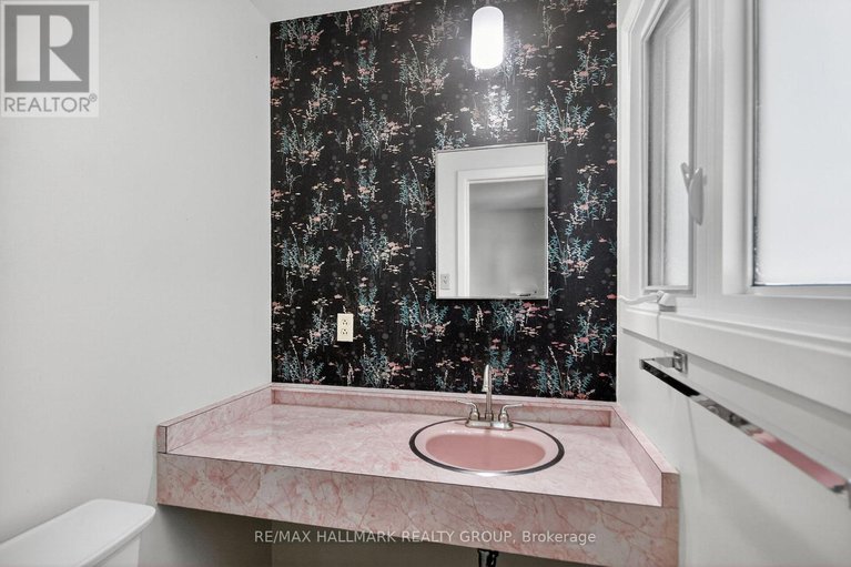 28940176/3-sutton-place/city-viewskylinefisher-heightsparkwood-hills/ottawa/ontario/K2E5G1_18