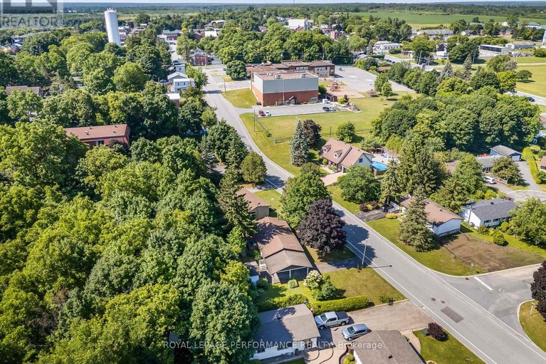 29633490/69-home-avenue/vankleek-hill/champlain/ontario/K0B1R0_32