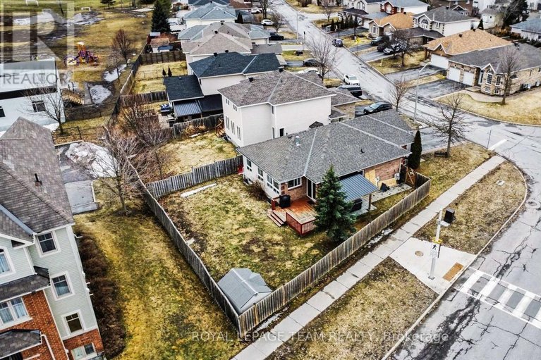 29555380/689-vermillion-drive/riverside-southgloucester-glen/ottawa/ontario/K1V1W2_34