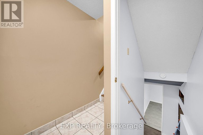 29205014/4-huntersfield-drive/hunt-club-parkgreenboro/ottawa/ontario/K1T3E4_31