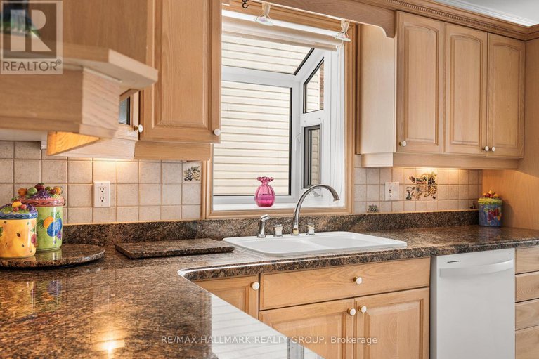 29434768/1177-st-moritz-crescent-n/convent-glen-north/ottawa/ontario/K1C2B2_10