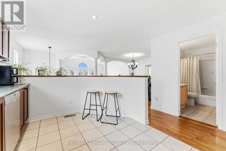 29403444/4-castle-glen-crescent/glencairnhazeldean/ottawa/ontario/K2L4H1_16