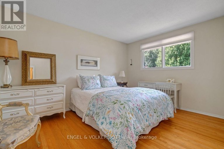 28812016/15-dickson-street/bruce-farmgraham-parkqualicumbellands/ottawa/ontario/K2H7H6_36