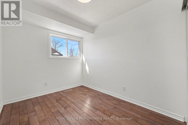 29425118/1584-feather-lane/sawmill-creektimbermill/ottawa/ontario/K1T1V4_26