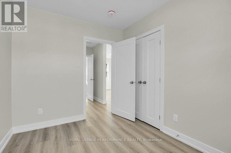 29470897/624-clarke-avenue/castle-heightsrideau-high/ottawa/ontario/K1K0Y7_25