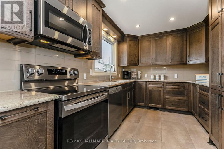 29403052/328-mceachern-crescent/bilberry-creekqueenswood-heights/ottawa/ontario/K1E3K3_14