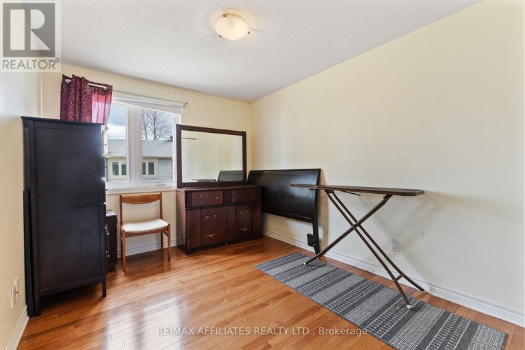 28333115/75-saxton-private/redwood-park/ottawa/ontario/K2H9P3_13