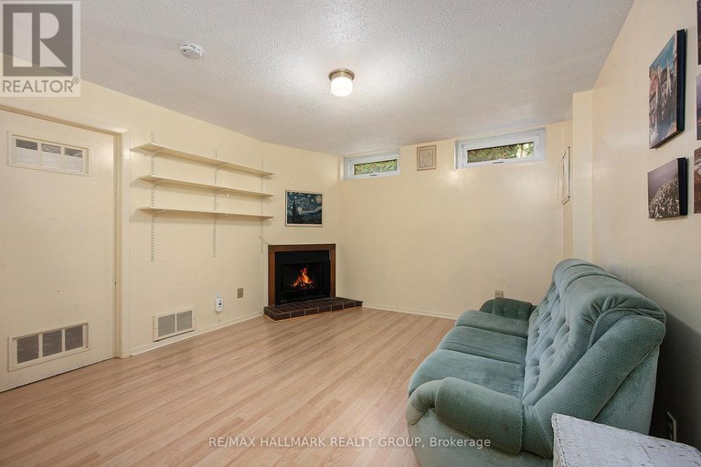 29079645/1570-payette-drive/bilberry-creekqueenswood-heights/ottawa/ontario/K1E1S9_29