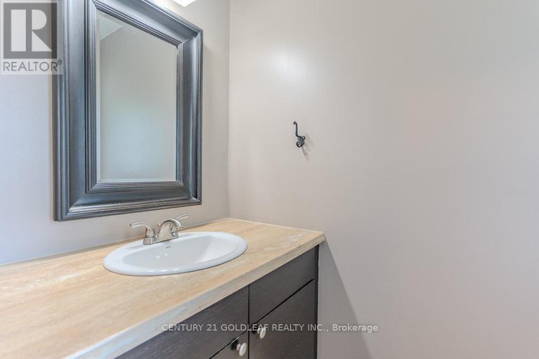 29241768/11-1342-cedarcroft-crescent/pineview/ottawa/ontario/K1B5C8_16