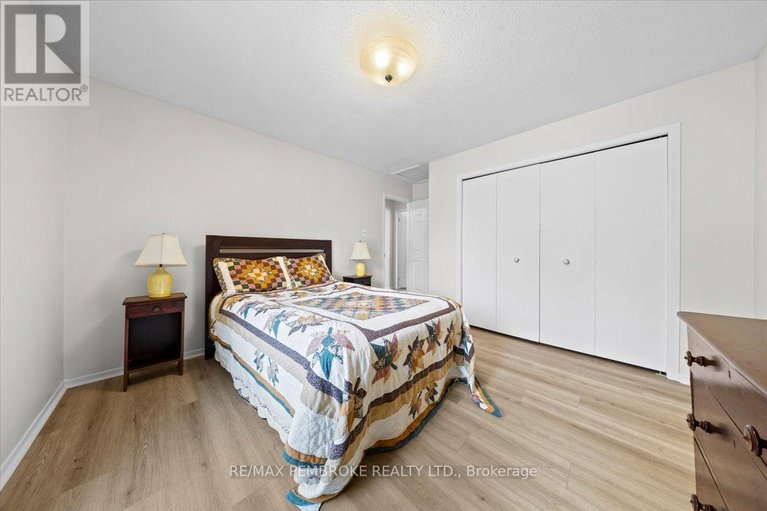 29556813/1235-millburn-crescent/cumberland-ridge/ottawa/ontario/K4C1C9_24