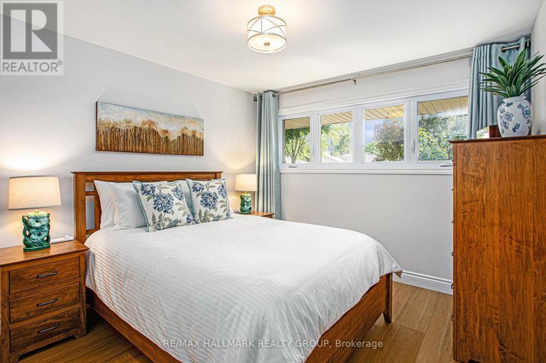 28828284/2088-bangor-street/elmvale-acresurbandale/ottawa/ontario/K1G2X7_12