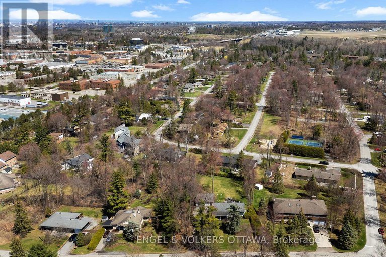 28406748/8-pineglen-crescent/pineglencountry-place/ottawa/ontario/K2E6X7_48