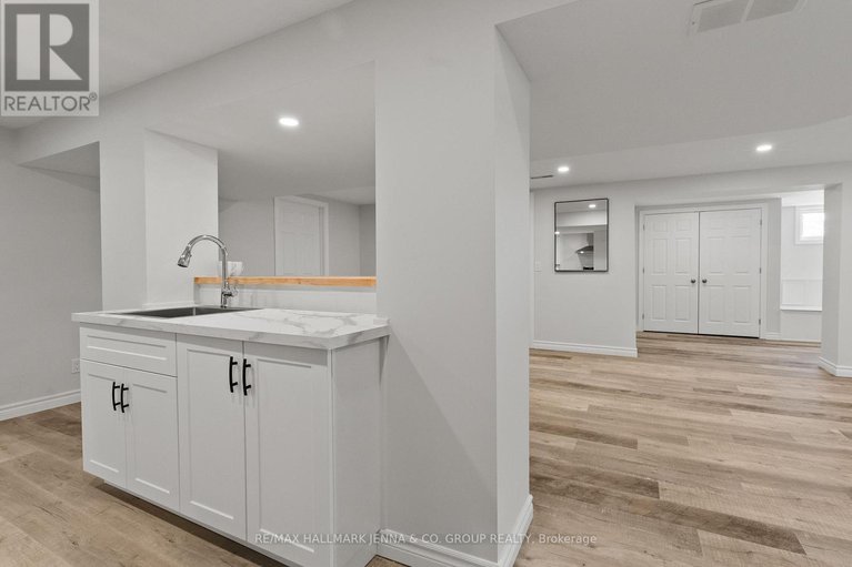 29393824/866-claude-street/castle-heightsrideau-high/ottawa/ontario/K1K2S6_30