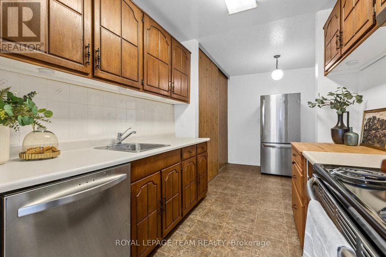 28930339/2163-orient-park-drive/blackburn-hamlet-south/ottawa/ontario/K1B4W1_19