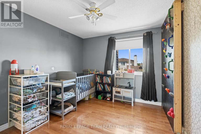 28879068/35-ivylea-street/craig-henrywoodvale/ottawa/ontario/K2G4X1_25