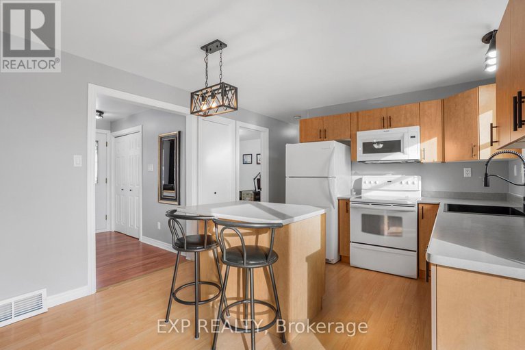 29139748/133-high-street/vankleek-hill/champlain/ontario/K0B1R0_11