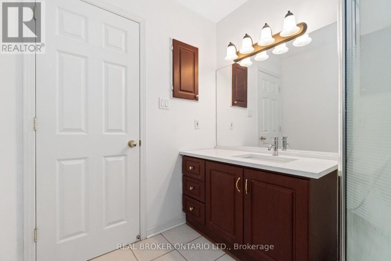 28793842/3-a-southpark-drive/blackburn-hamlet/ottawa/ontario/K1B3B8_34