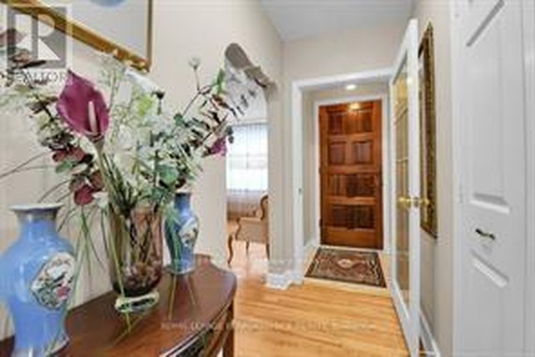 29462518/456-blake-boulevard/vanier/ottawa/ontario/K1K1B1_2