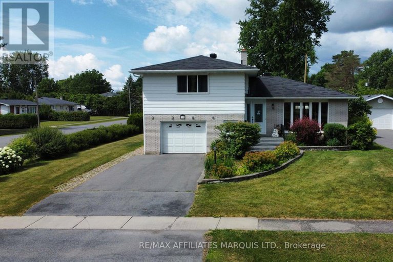 28596451/11-ault-drive/south-stormont/ontario/K0C1M0_1
