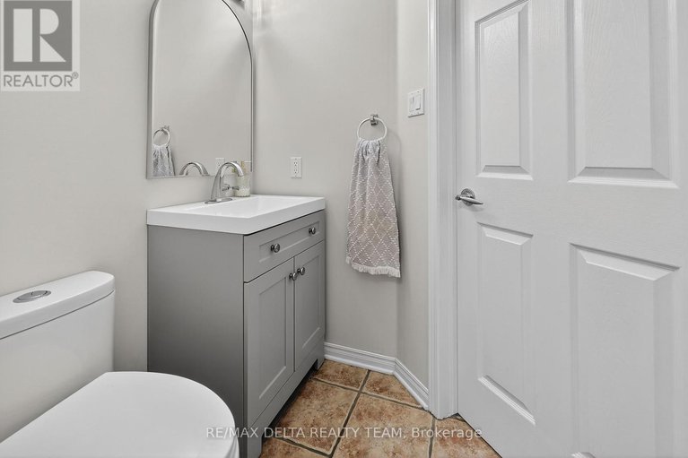 28970170/63-highwood-private/viscount-alexander-park/ottawa/ontario/K1K4X6_5