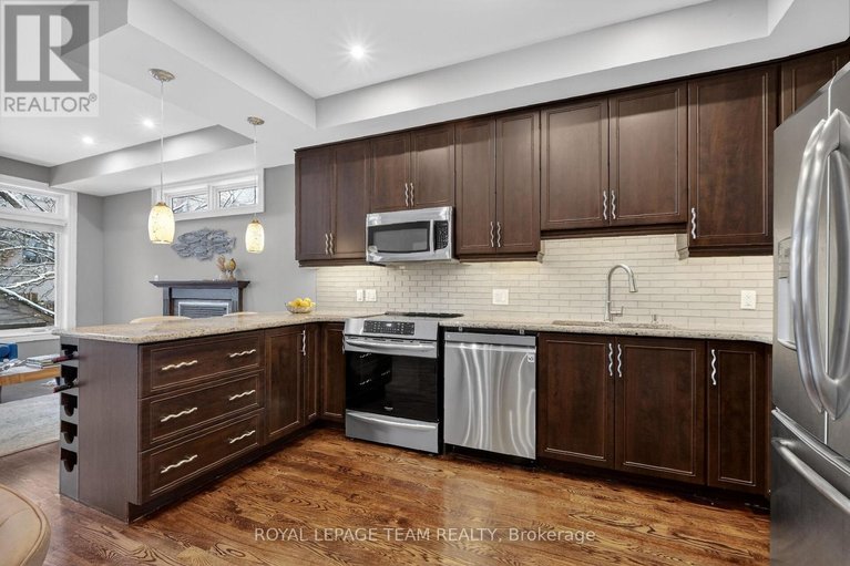 29501223/a-142-a-queen-mary-street/overbrookcastle-heights/ottawa/ontario/K1K1X5_16