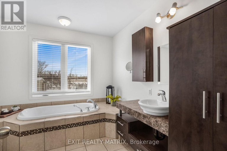 29156083/156-longueuil-street/lorignal/champlain/ontario/K0B1K0_17