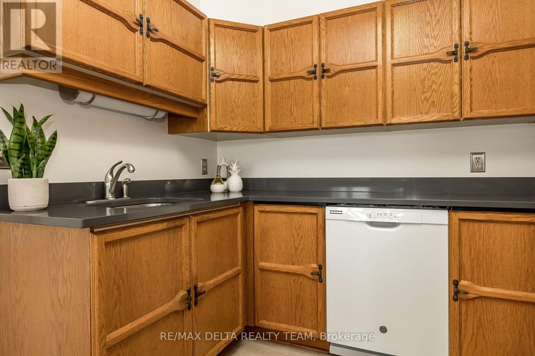 29062903/205-1720-marsala-crescent/fallingbrookpineridge/ottawa/ontario/K4A2G8_9