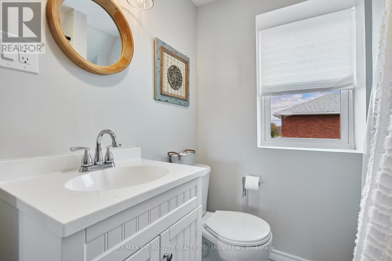 28293048/228-arnprior-avenue/renfrew/renfrew/ontario/K7V3A1_23
