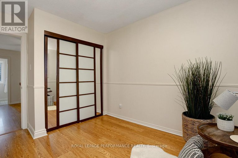 28710686/22-550-straby-avenue/overbrookcastle-heights/ottawa/ontario/K1K1H1_24