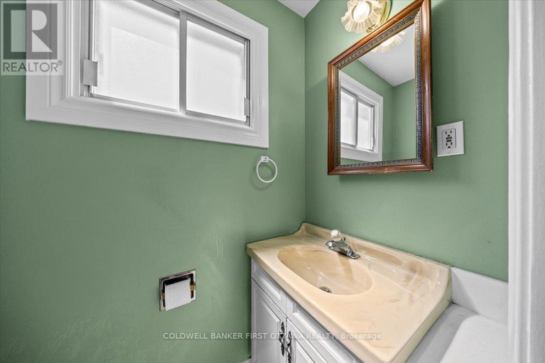 28767158/2326-harding-road/elmvale-acresurbandale/ottawa/ontario/K1G3B9_24