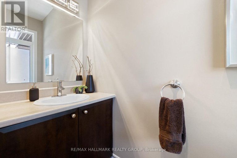 29660605/735-morningstar-way/mer-bleuebradley-estatesanderson-park/ottawa/ontario/K1W0G6_5