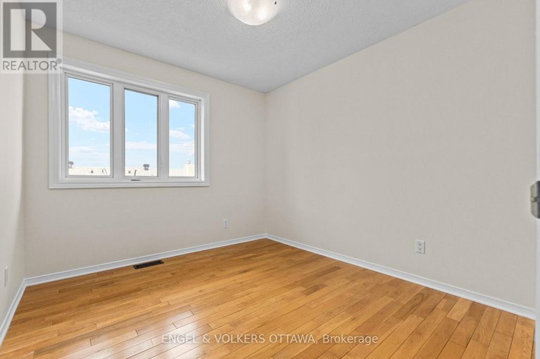 28573649/1129-chimney-hill-way/beacon-hill-south/ottawa/ontario/K1J8Z7_24