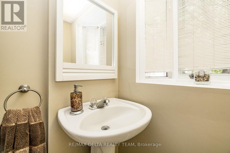 28889907/334-omer-lacasse-avenue/queenswood-heights-south/ottawa/ontario/K1E2X8_9