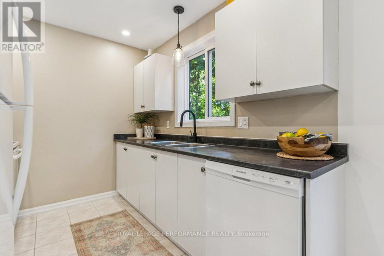28749249/68-1732-shamandura-lane/orleanssunridge/ottawa/ontario/K1C6Z9_22
