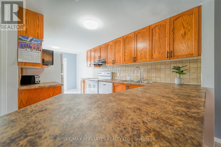 28288908/318-crownridge-drive-n/emerald-meadowstrailwest/ottawa/ontario/K2M3A5_6