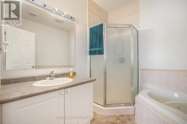 28920154/24-castle-glen-crescent/glencairnhazeldean/ottawa/ontario/K2L4H1_18