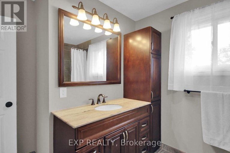 28340674/2001-neepawa-avenue/carlingwood/ottawa/ontario/K2A3L4_38