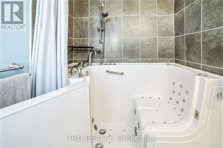 28989058/214-arrita-street-e/emerald-meadowstrailwest/ottawa/ontario/K2S0J7_19