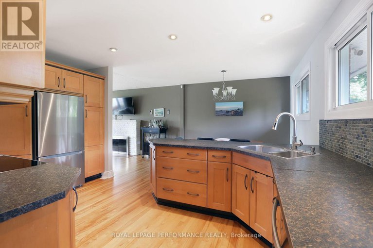 28924054/1347-highgate-road/parkway-park/ottawa/ontario/K2C2Y5_14