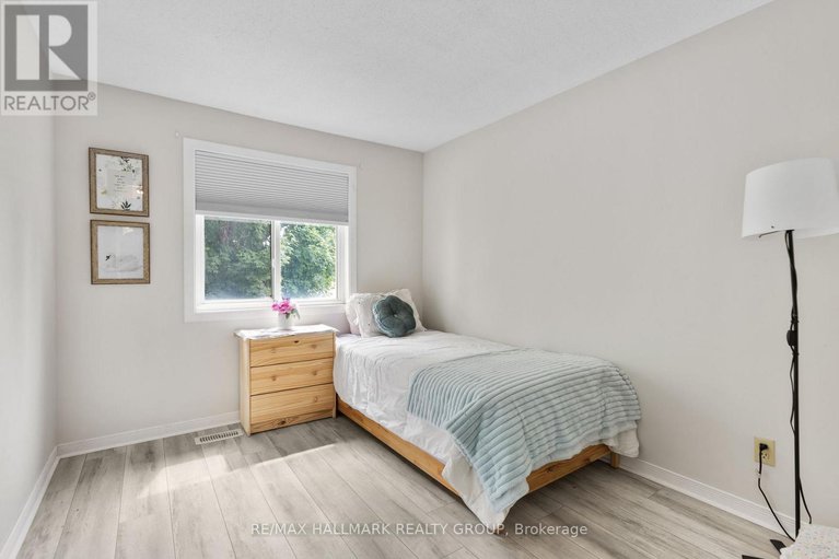 28763964/1598-hoskins-crescent/fallingbrookpineridge/ottawa/ontario/K4A2H8_19