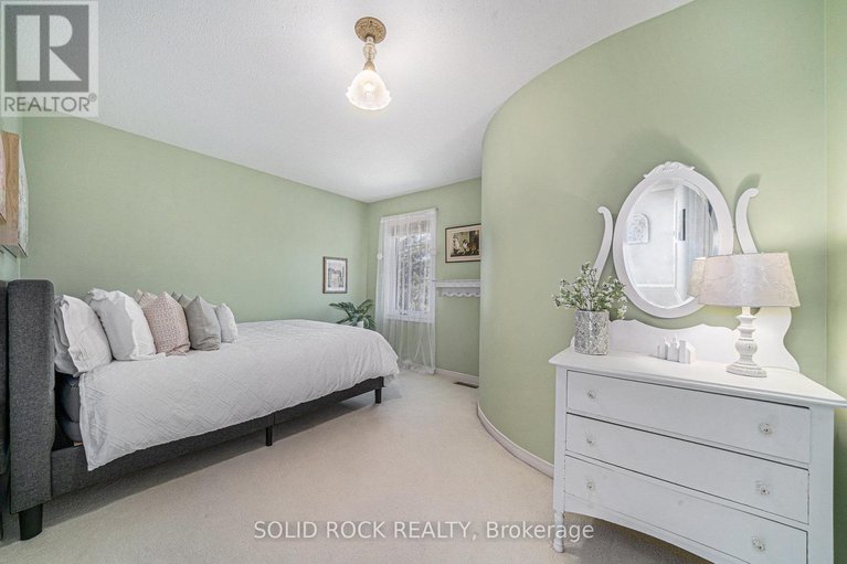 28650656/19-cullen-court/craig-henrywoodvale/ottawa/ontario/K2G4Z2_18