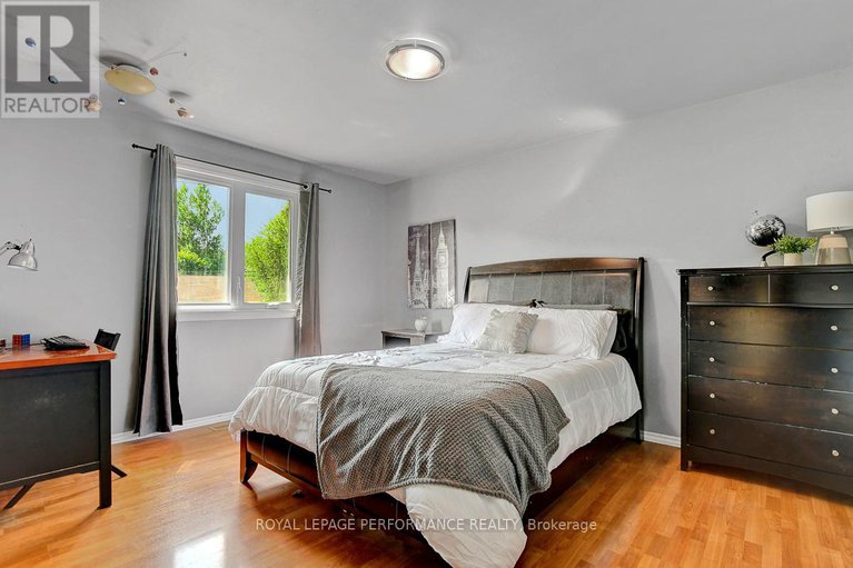 28805867/124-des-pins-street/village-of-russell/russell/ontario/K4R1C5_23