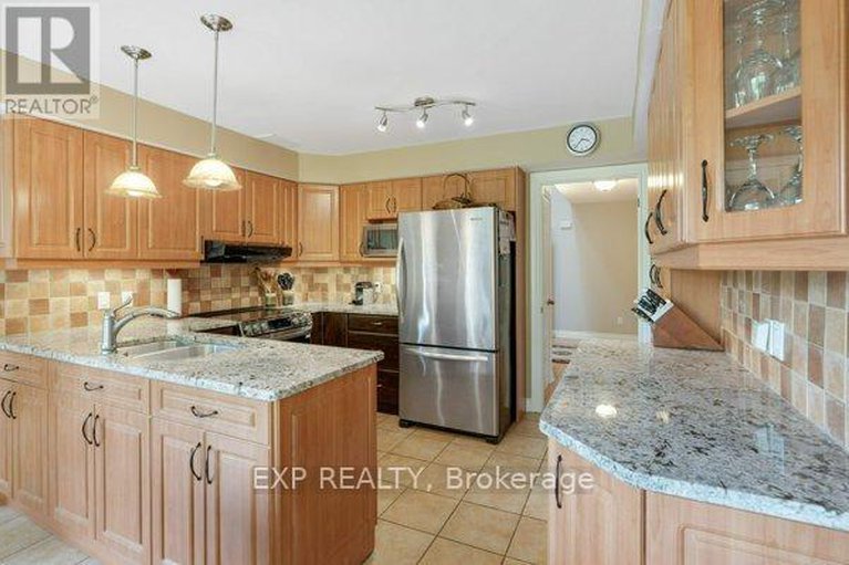 28764133/2106-lamira-street/applewood-acres/ottawa/ontario/K1H8N9_8